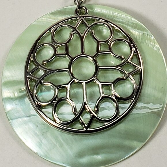 Silver-tone Filigree Seashell Circle Design Pendant Necklace  - Women jewelry - Picture 7 of 11